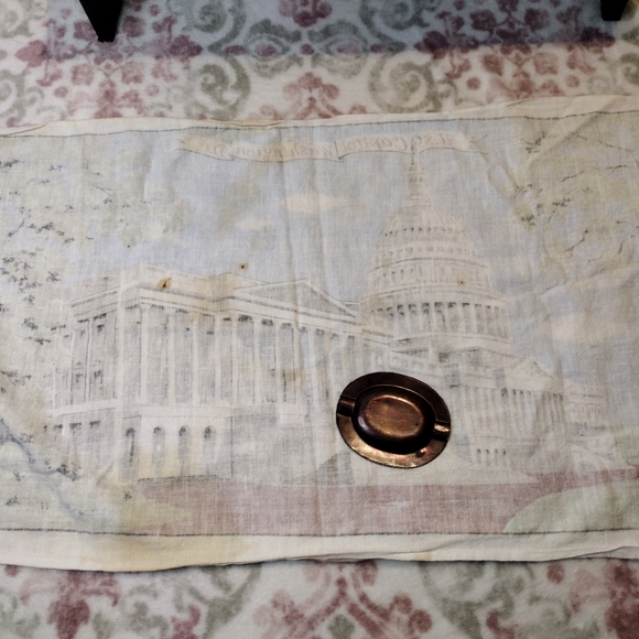 Vintage U.S. Capitol Building Souvenir Ashtray And Small Towel. Has Wear Stains. - Picture 6 of 7